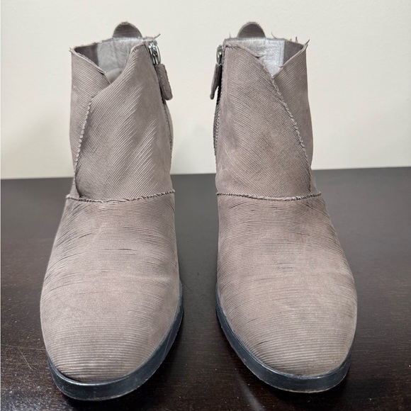 Eileen Fisher Taupe Textured Leather Zip Ankle Bootie Sz 7.5M - Picture 2 of 7